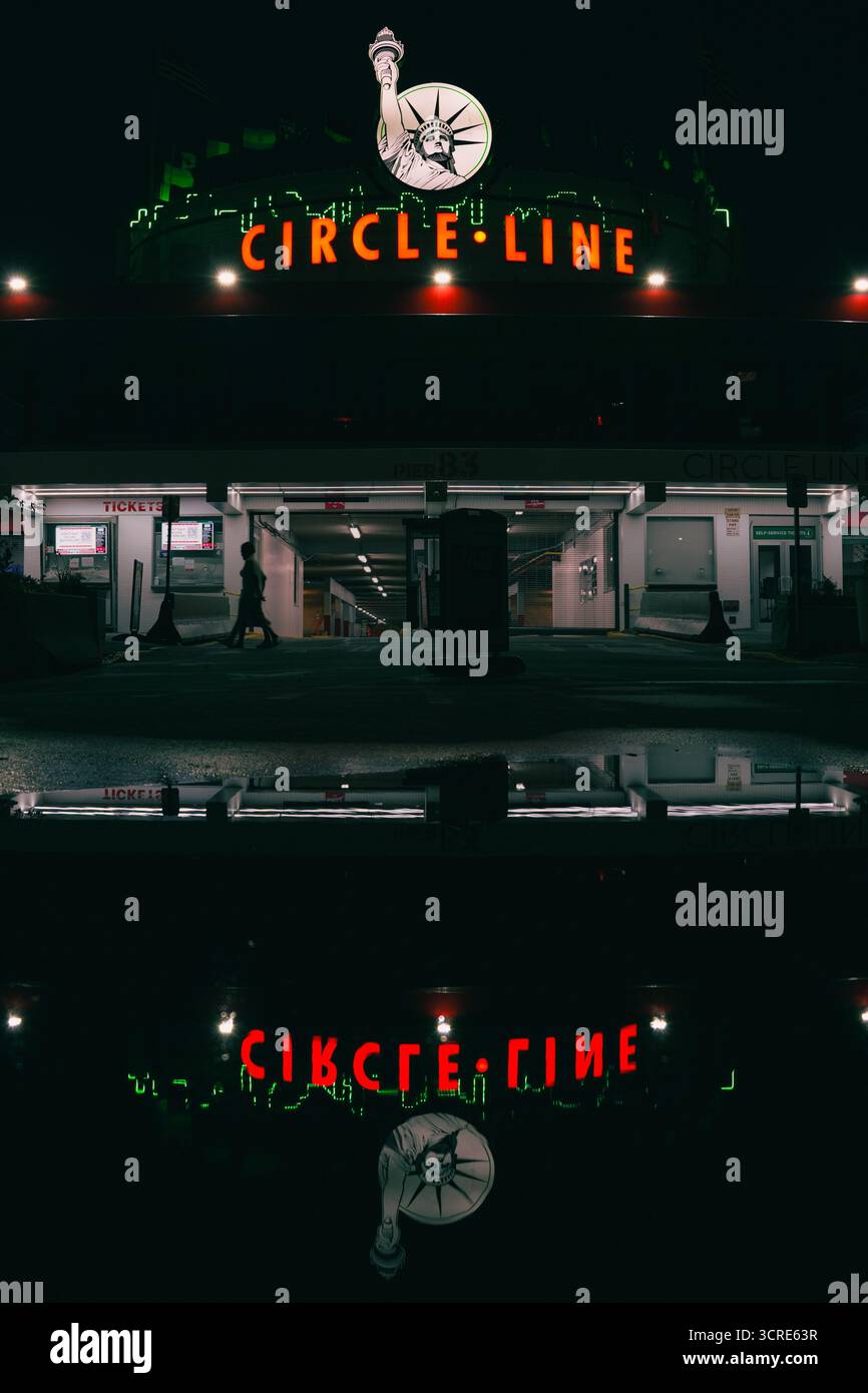 Kreislinie bei Nacht mit Reflexionen für ein einzigartiges visuelles Erlebnis in der städtischen Umgebung Stockfoto