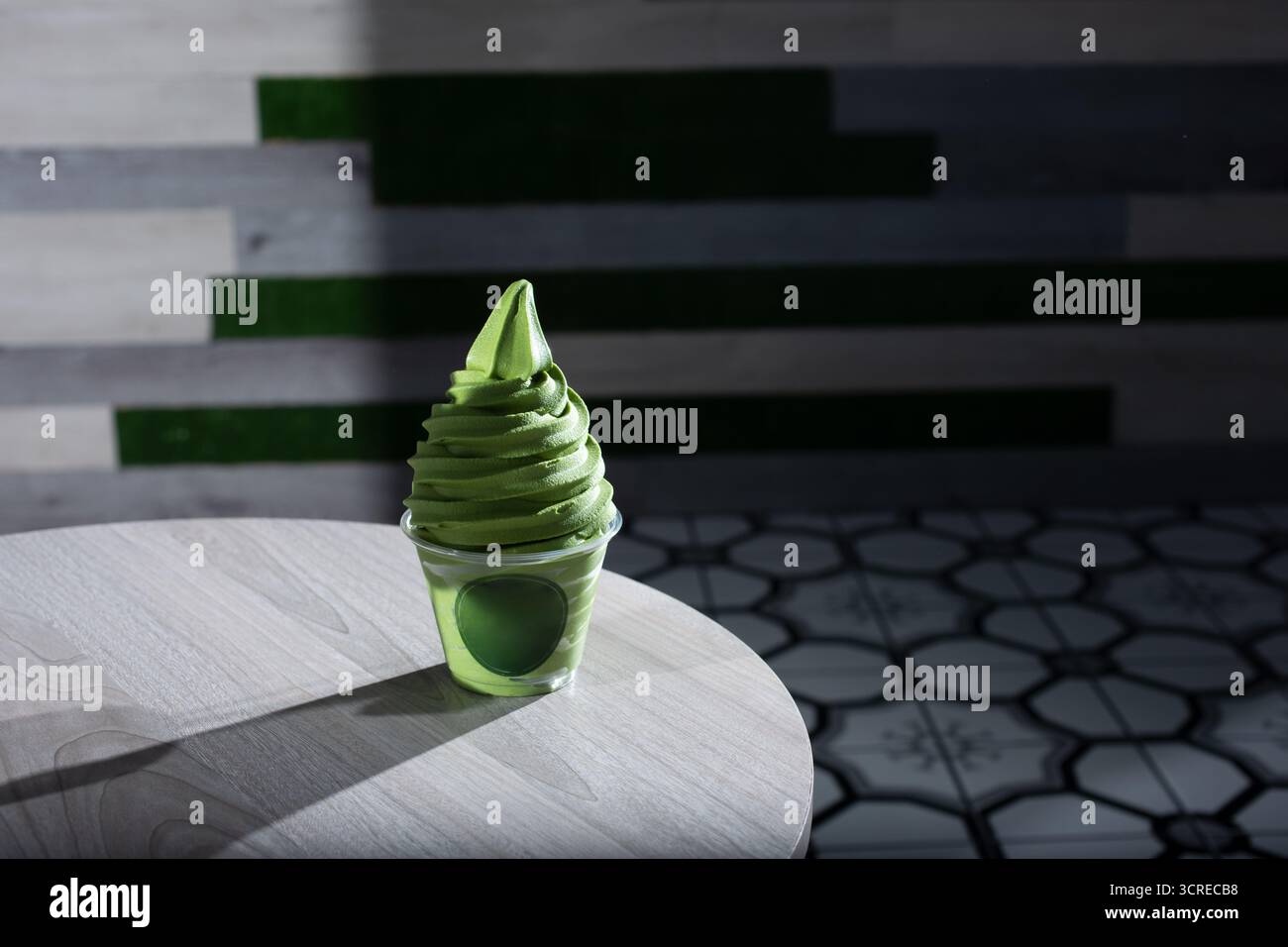 Blick auf gefrorenen Matcha-Joghurt auf einer Couchtischoberfläche. Stockfoto