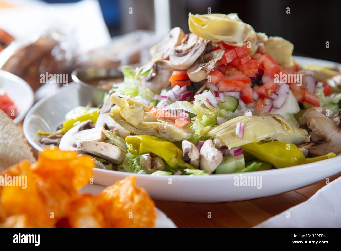Blick auf einen herzhaften mediterranen Salat. Stockfoto