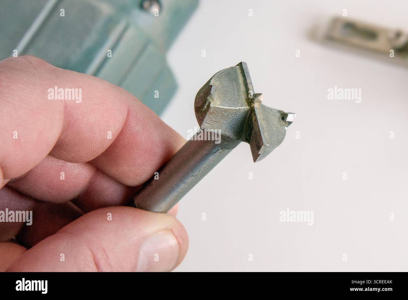 Spezialbohrer für schwenkbare moderne Türscharniere für Möbel und Schränke Stockfoto