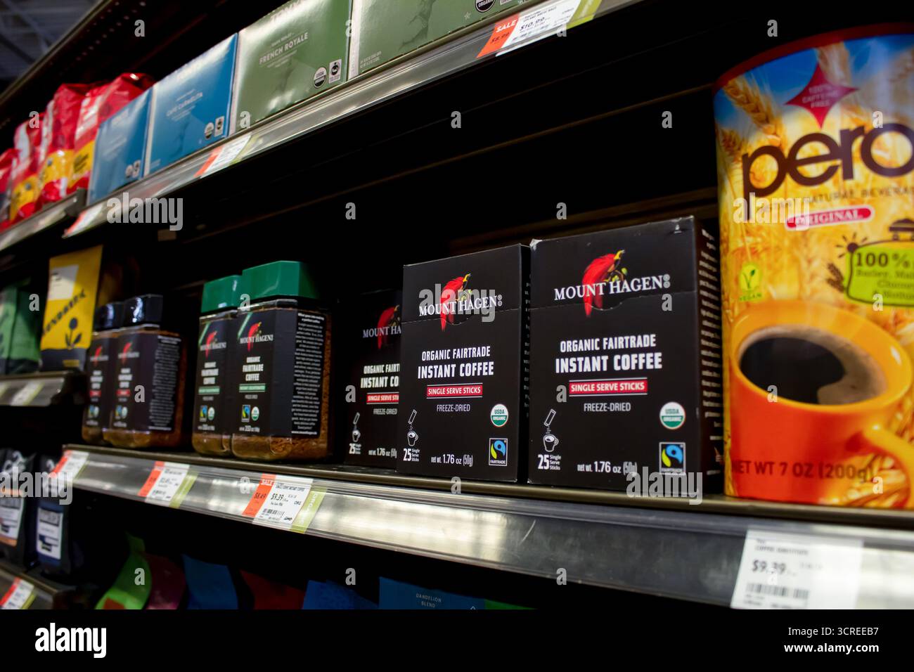 Los Angeles, Kalifornien, USA - 20.05.2022: Ein Blick auf mehrere Packungen Mount Hagen Instantkaffee, ausgestellt in einem örtlichen Lebensmittelgeschäft. Stockfoto