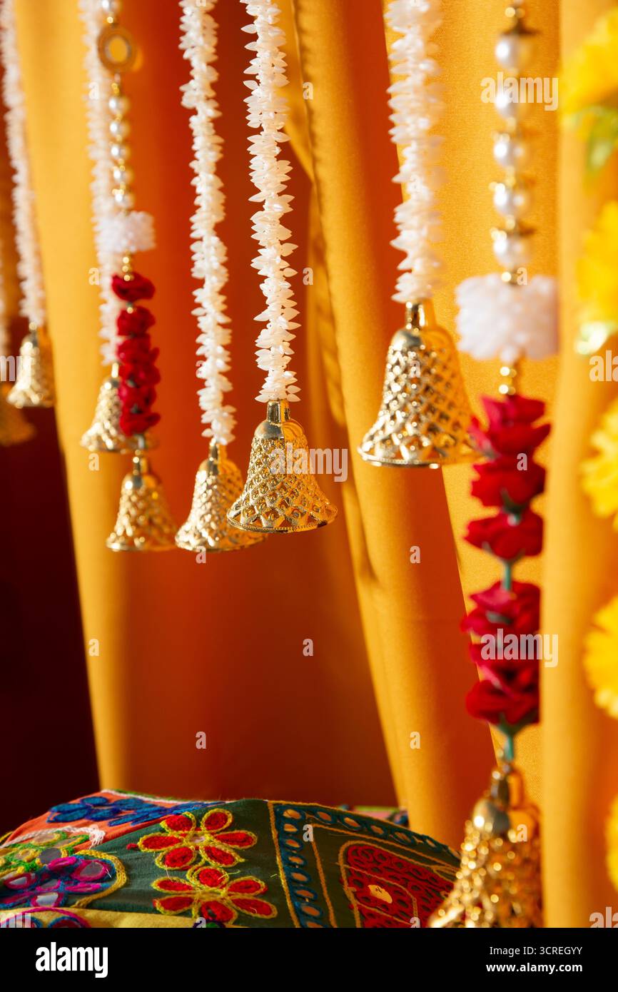 Ein Blick auf Mehndi-Dekorationen mit Mogra toran Glockengirlanden. Stockfoto
