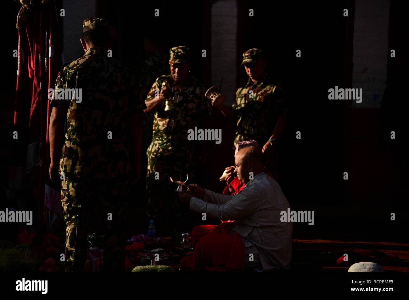 Kathmandu, Nepal. 1. Oktober 2025. Hindupriester singen Mantren, opfern Blumen und führen Rituale durch, während sie eine Ziege verehren, bevor sie während des Maha Nawami, dem neunten Tag des Dashain-Festivals, auf dem Kathmandu Durbar Square, opfern. Die Rituale ehren Göttin Durga und symbolisieren den Triumph des Guten über das Böse. Quelle: Safal Prakash Shrestha/Alamy Live News Stockfoto