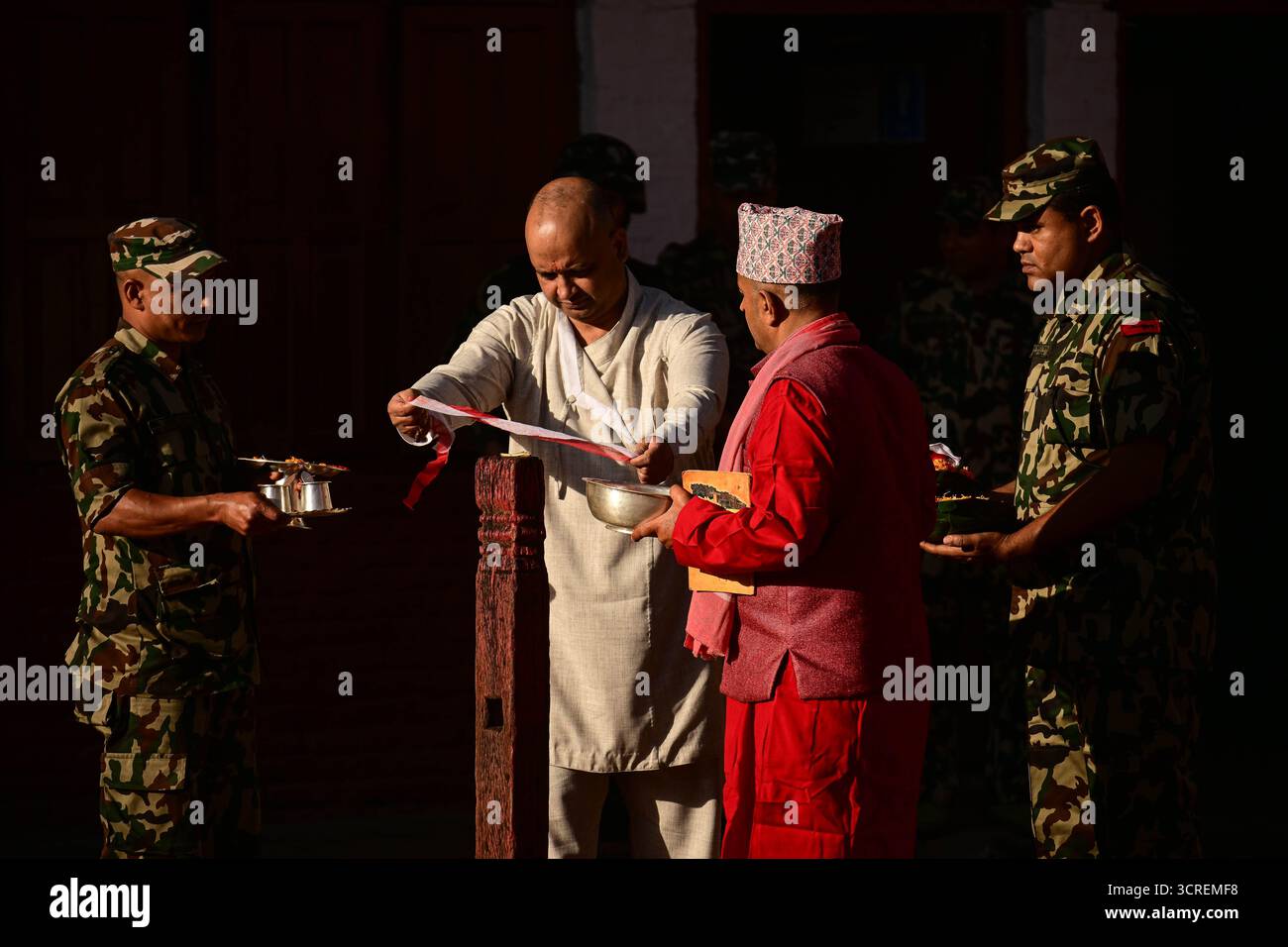 Kathmandu, Nepal. 1. Oktober 2025. Hindupriester singen Mantren, opfern Blumen und führen Rituale durch, während sie eine Ziege verehren, bevor sie während des Maha Nawami, dem neunten Tag des Dashain-Festivals, auf dem Kathmandu Durbar Square, opfern. Die Rituale ehren Göttin Durga und symbolisieren den Triumph des Guten über das Böse. Quelle: Safal Prakash Shrestha/Alamy Live News Stockfoto