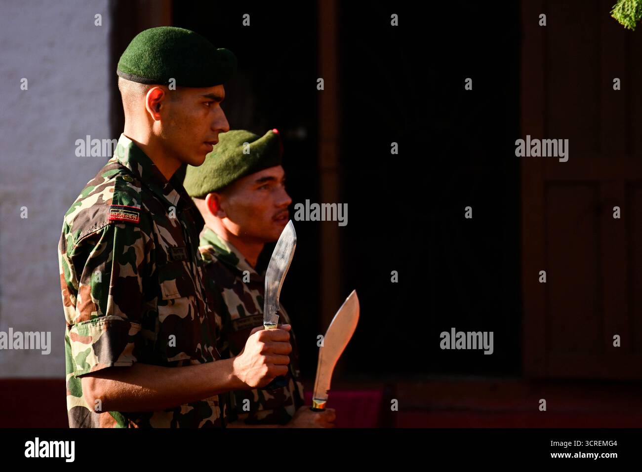 Kathmandu, Nepal. 1. Oktober 2025. Grafikinhalt: Das Personal der nepalesischen Armee führt während der Maha Nawami traditionelle Khukuris durch, während es an den Opferritualen von Ziegen und Büffeln auf dem Kathmandu Durbar Square teilnimmt. Das Khukuri wird als Teil von Zeremonialritualen im Festival verwendet. Quelle: Safal Prakash Shrestha/Alamy Live News Stockfoto