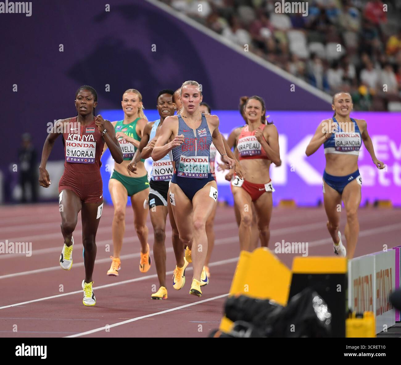 Sarah aus Kenia und Keely Hodgkinson aus Großbritannien und NI traten im 800-m-Halbfinale der Frauen bei der Leichtathletik-Weltmeisterschaft Tokio 2025 AT an Stockfoto