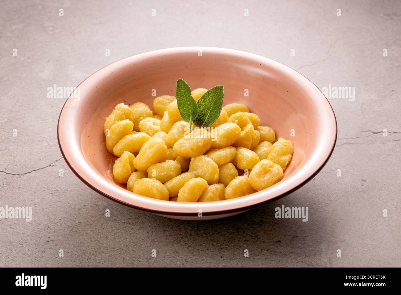 Gnocchi mit Butter und Salbeiblättern als traditionelle italienische Spezialität Stockfoto