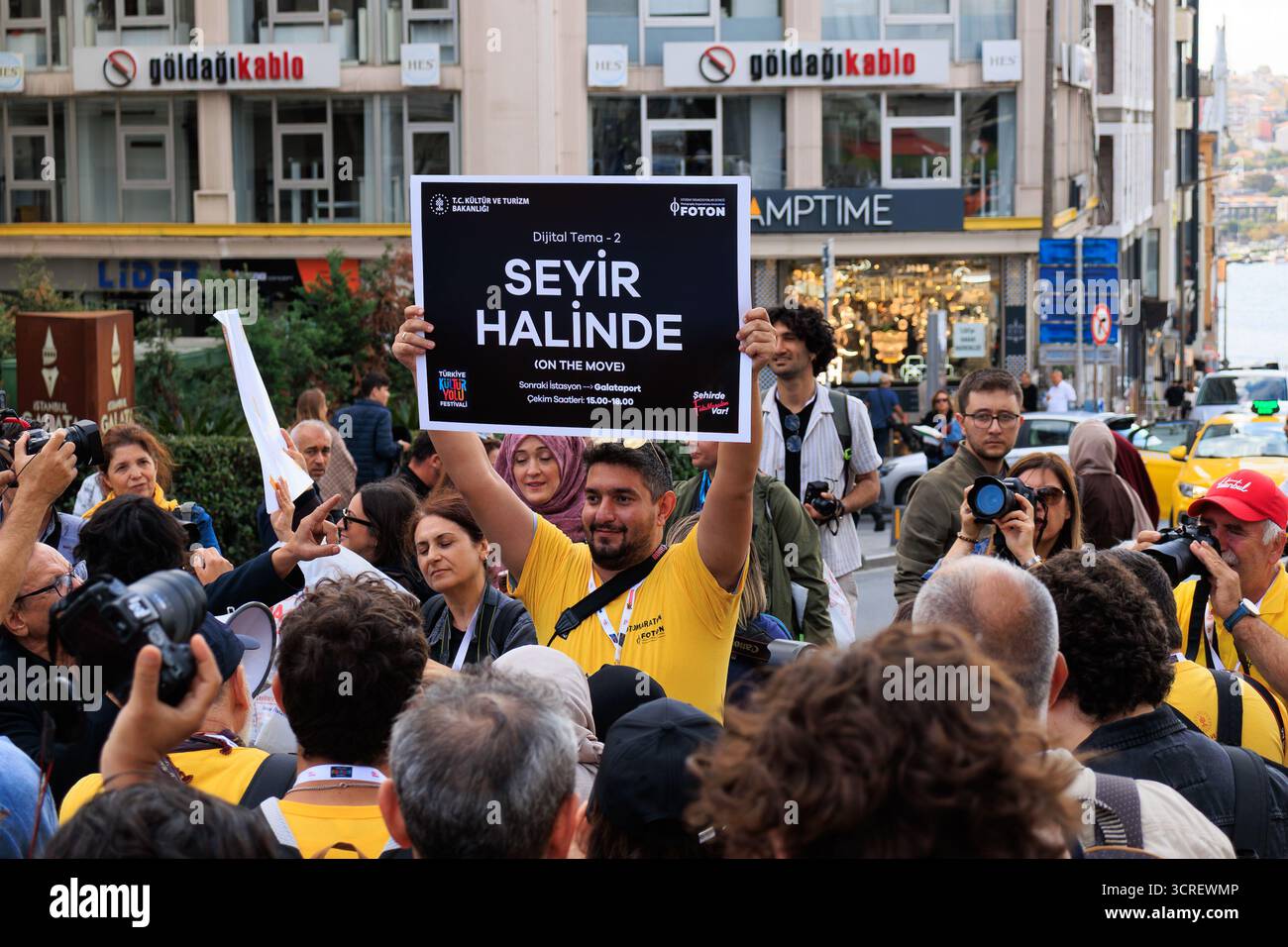 Ein Mann mit einem Schild in einem Foto-maraton-Cup in einer Organisation des ministeriums für Kultur und Tourismus in istanbul Stockfoto