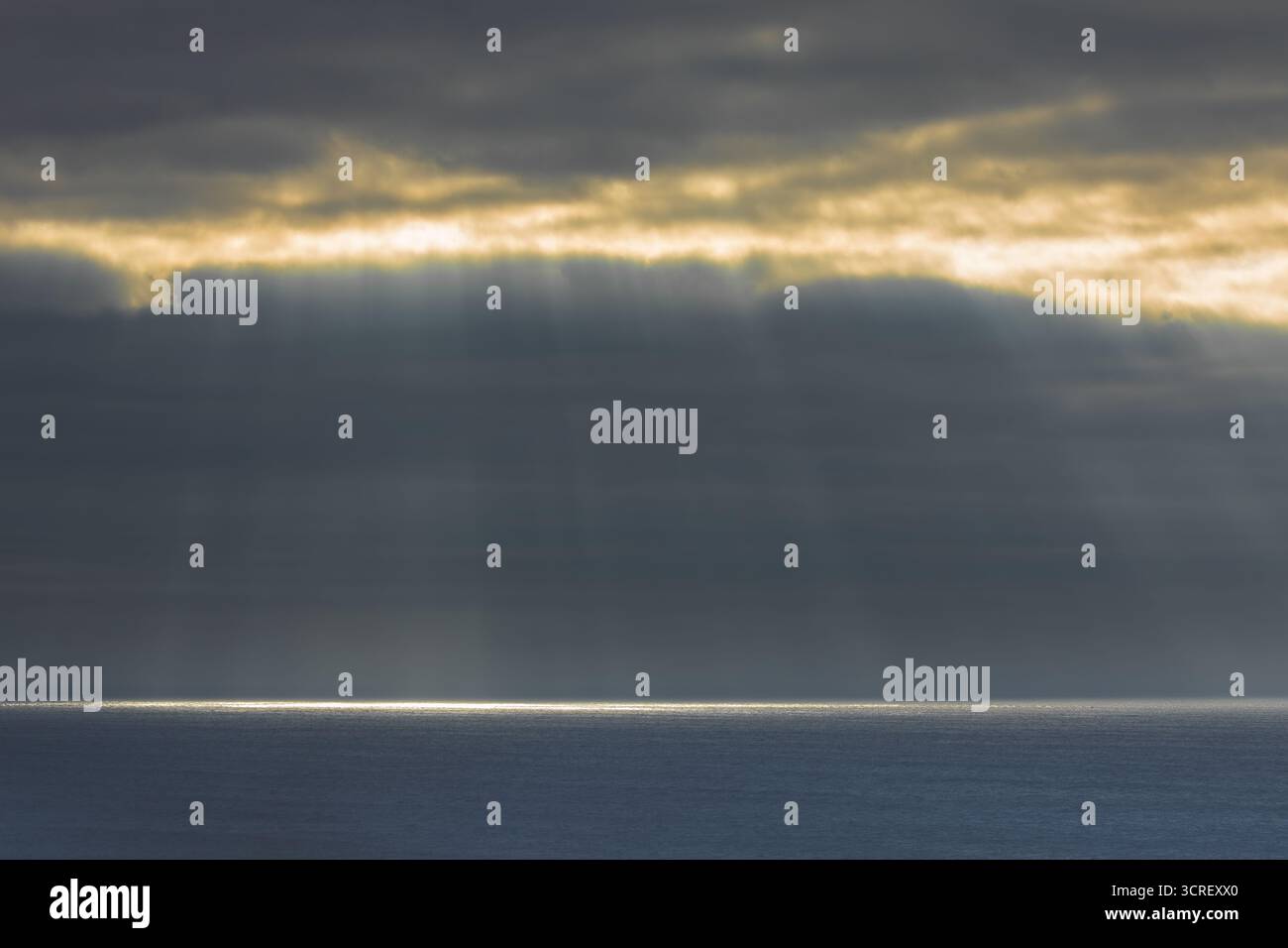 Sonnenstrahlen strömen durch Nebelöffnungen im Pazifischen Ozean in Big Sur, Kalifornien. Stockfoto