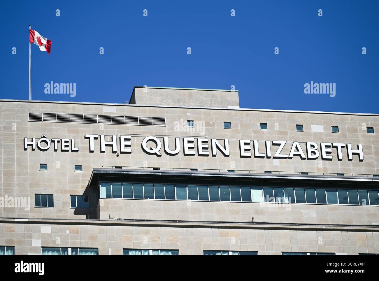 Das Queen Elizabeth Hotel befindet sich am 30. September 2025 in Montreal, Quebec, Kanada. John Lennon und Yoko Ono übernachten 1969 im Hotel für ihre zweite „Bed-in for Peace“-Demonstration, bei der sie den Song „Give Peace a Chance“ aufnehmen. (Foto: Graham Hughes/NurPhoto) Stockfoto