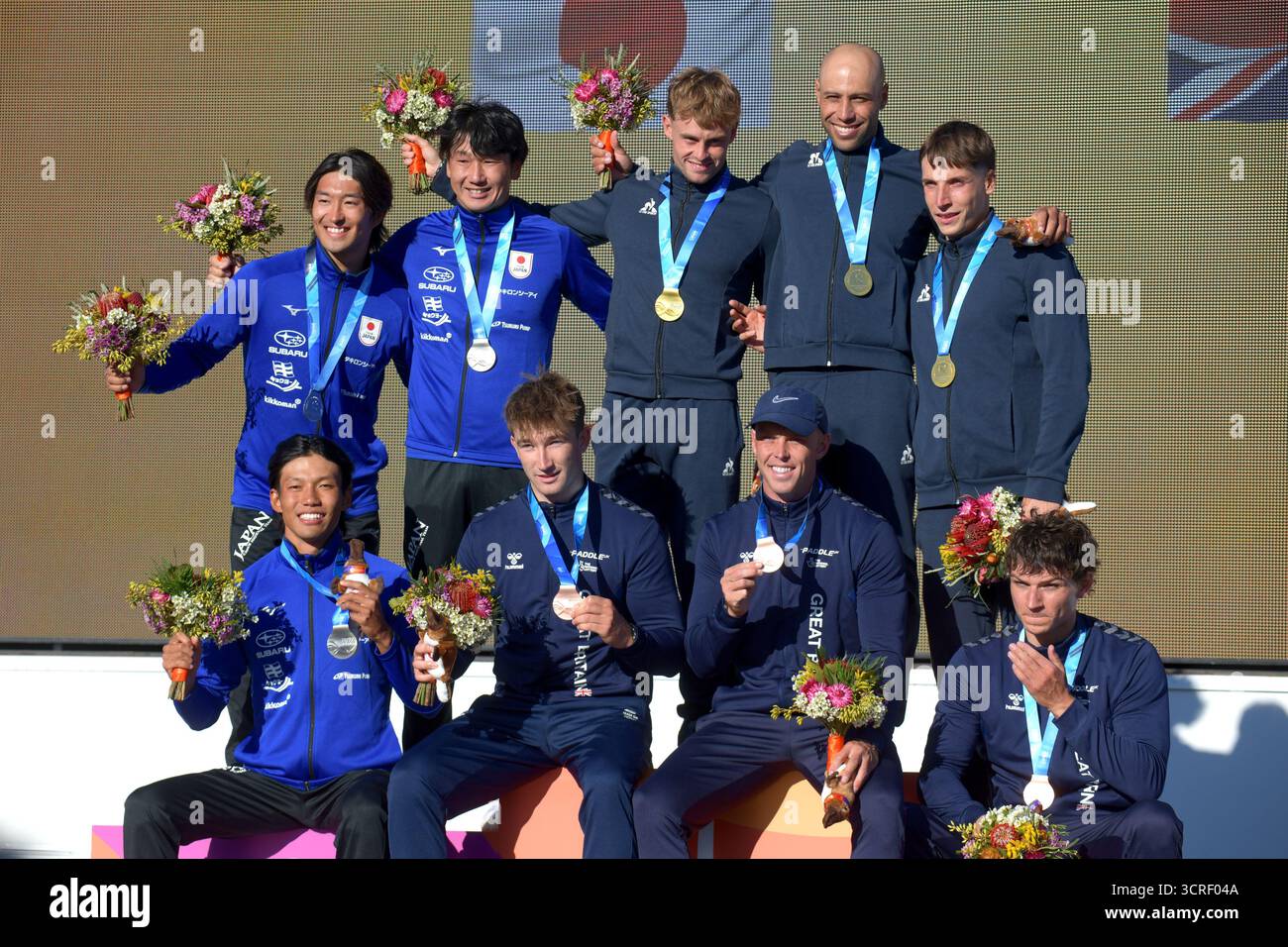 Penrith Whitewater Stadium NSW Australien am 1. Oktober 2025. Medaillengewinner des Men's Kayak Team Events feiern auf dem Podium während der ICF Canoe Kayak Slalom Weltmeisterschaft 2025, die von links nach rechts ausgetragen wird: Japan (Blau) gewann Silber, Frankreich (Grau) Gold, Großbritannien (Blau) Bronze. Quelle: Luis Veniegra / Alamy Live Wire. Credit: Luis Veniegra/Alamy Live News Credit: Luis Veniegra/Alamy Live News Stockfoto
