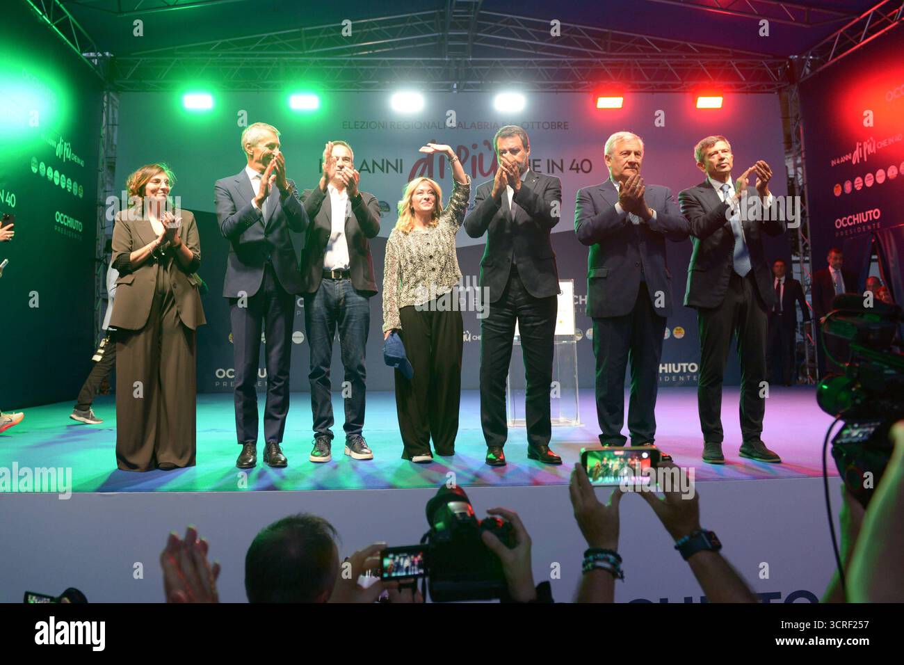 Nachrichten - Premierminister Giorgia Meloni mit den Vizepräsidenten Antonio Tajani und Matteo Salvini in Kalabrien für die Regionalwahlen. Giorgia Meloni in kalabrien während der Regierungschefs Giorgia Meloni mit den Vizepräsidenten Antonio Tajani und Matteo Salvini in Kalabrien für die Regionalwahlen., Nachrichten in Lamezia Terme CZ, Italien, September 30 2025 Lamezia Terme CZ Corso Numistrano Italien Copyright: XAntonioxMoniacix/xLiveMediax LPN 2057461 Stockfoto