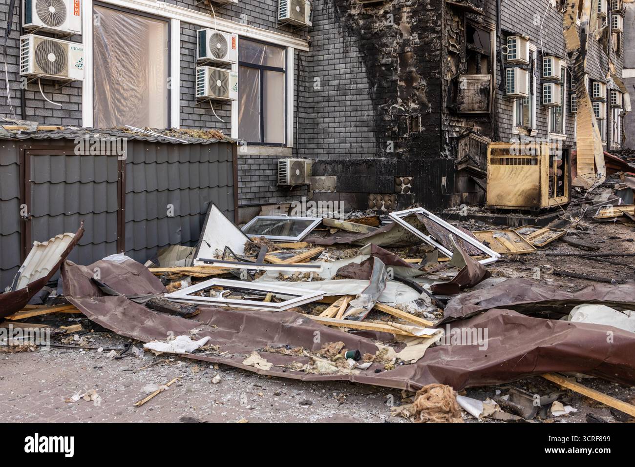 Krieg. Die Folgen der russischen Luftangriffe auf eine friedliche ukrainische Stadt. Ein Krankenhaus und ein Erholungszentrum wurden zerstört. Verkohlte Wand mit Klimaanlagen A Stockfoto
