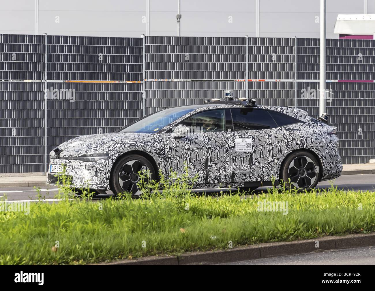 Prototyp mit Tarnlackierung auf der Straße in Stuttgart. Zeekr Modell 007 Elektrofahrzeug vom chinesischen Autohersteller Geely. Autonomes Fahren, t Stockfoto