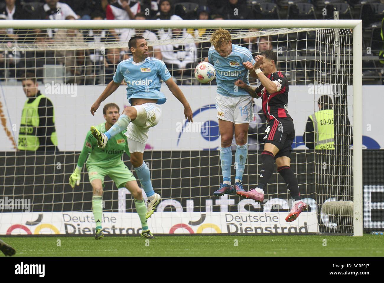 Fußball Bundeliga Eintracht Frankfurt-Union Berlin.l-r Torhüter Frederik Roennow (1. FC Union Berlin), Rani Khedira (1. FC Union Berlin), Leopold Q Stockfoto