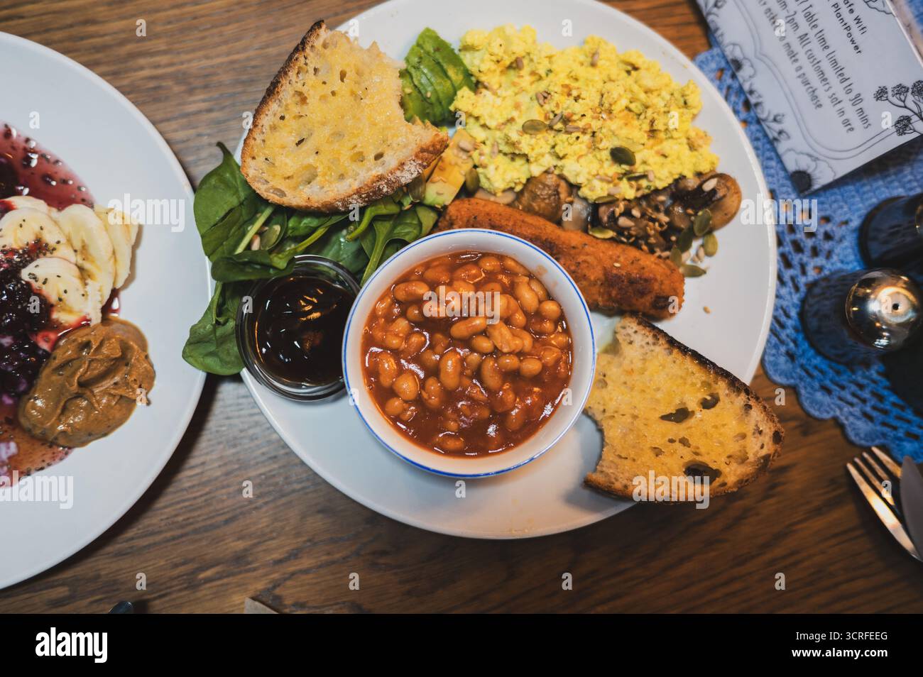 Traditionelles englisches Frühstück, vegane Variante, in Swansea, die zweitgrößte Stadt in Wales, an der Küste des Bristolkanals am 09.08.2025. // traditionelles englisches Frühstück, vegane Version, in Swansea, der zweitgrößten Stadt in Wales, an der Bristol Channel Küste am 9. August 2025. - 20250908 PD21210 Credit: APA-PictureDesk/Alamy Live News Stockfoto
