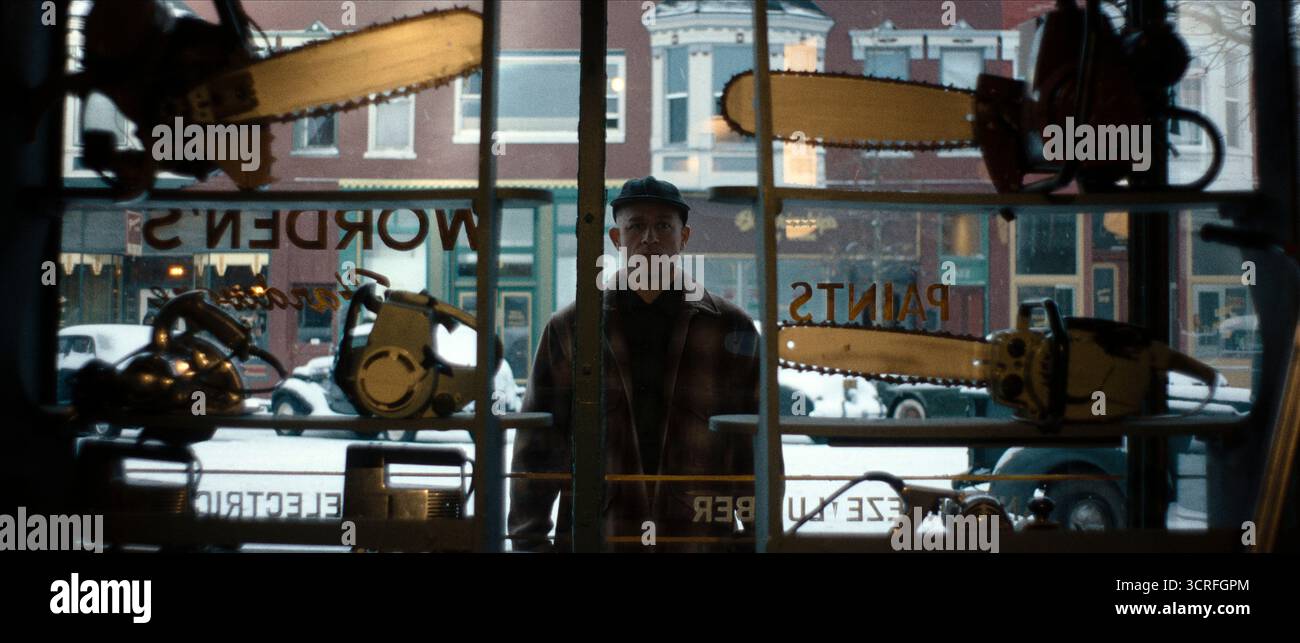 Monster (2022) TV-Miniserie von Ryan Murphy und Ian Brennan mit Charlie Hunnam als Ed Gein. Die dritte Staffel der Anthologieserie über hochkarätige Verbrechen oder Mörder, die öffentliche Aufmerksamkeit und Bekanntheit erregten, beginnt mit dem amerikanischen Serienmörder Ed Gein. 2025 Werbung noch aus Staffel 3, Folge 1 NUR REDAKTIONELLE VERWENDUNG. Kredit: BFA/Netflix Stockfoto