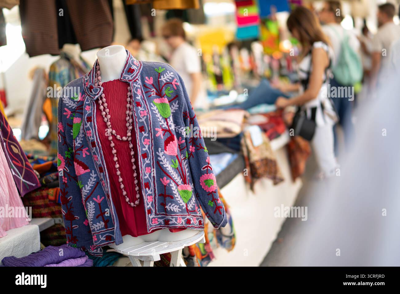 padua, italien 1. oktober 2025: Bestickte Jacke auf einer weiblichen Schaufensterpuppe mit traditioneller Kleidung zum Verkauf an einem Marktstand im Freien in padua, i Stockfoto