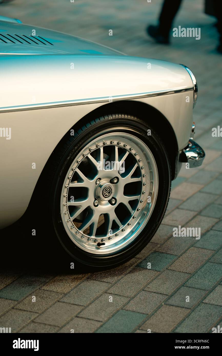 London, Großbritannien – 2025.09.27 – Detailansicht eines MG-Autorads und eines silbernen Kotflügels, aufgenommen beim Classic Car Boot Sale, mit polierten Leichtmetallfelgen und Stockfoto