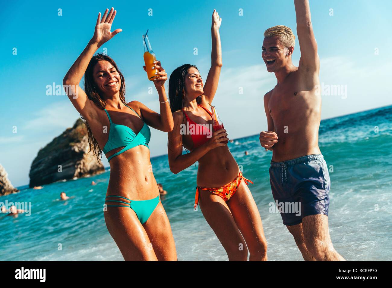 Gruppe von jungen Reisenden, die einen sicheren Strandurlaub genießen und die Freude an geschütztem Reisen hervorheben Stockfoto