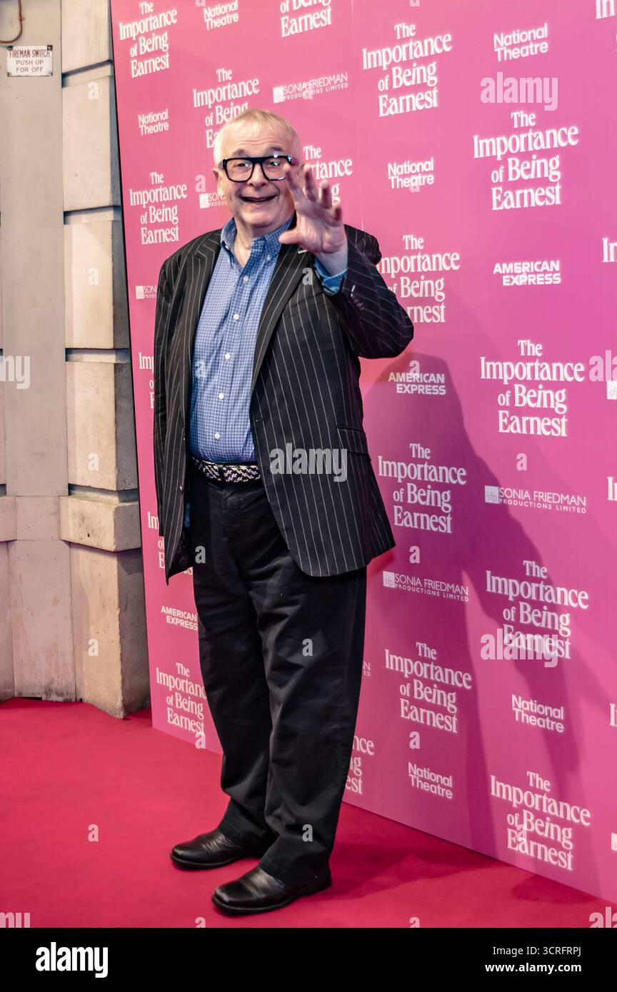 London, Vereinigtes Königreich. 30. September 2025. Sir Christopher Biggins am Eröffnungsabend auf dem rosa Teppich. Wie wichtig es ist, ernst zu sein. Cristina Massei/Alamy Live News Stockfoto