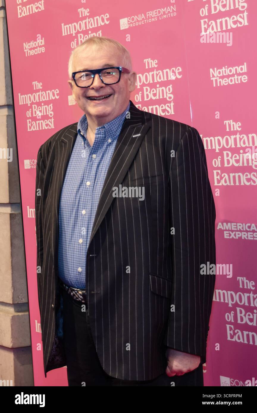 London, Vereinigtes Königreich. 30. September 2025. Sir Christopher Biggins am Eröffnungsabend auf dem rosa Teppich. Wie wichtig es ist, ernst zu sein. Cristina Massei/Alamy Live News Stockfoto