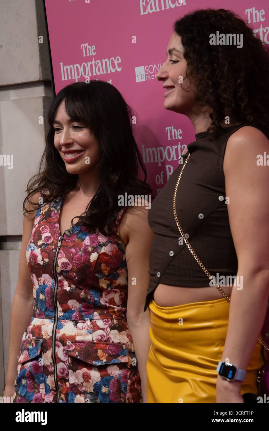 London, Vereinigtes Königreich. 30. September 2025. Gäste auf dem Pink Carpet am Eröffnungsabend, wie wichtig es ist, ernst zu sein. Cristina Massei/Alamy Live News Stockfoto