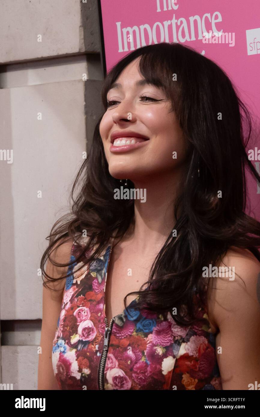 London, Vereinigtes Königreich. 30. September 2025. Gast auf dem Pink Carpet am Eröffnungsabend, wie wichtig es ist, ernst zu sein. Cristina Massei/Alamy Live News Stockfoto
