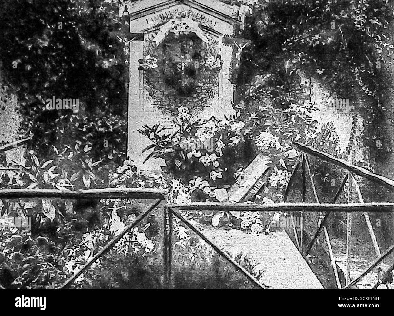 Archivseite aus Le Miroir (ca. September 1915) mit dem Grab von Eugène Odent, Bürgermeister von Senlis, der am 2. September 1914 während des Ersten Weltkriegs von deutschen Truppen hingerichtet wurde. Jährliche Gedenkfeiern würdigten Odent und die Opfer von Gräueltaten, die lokale Opfer mit dem nationalen Gedächtnis während des Großen Wa in Verbindung brachten Stockfoto