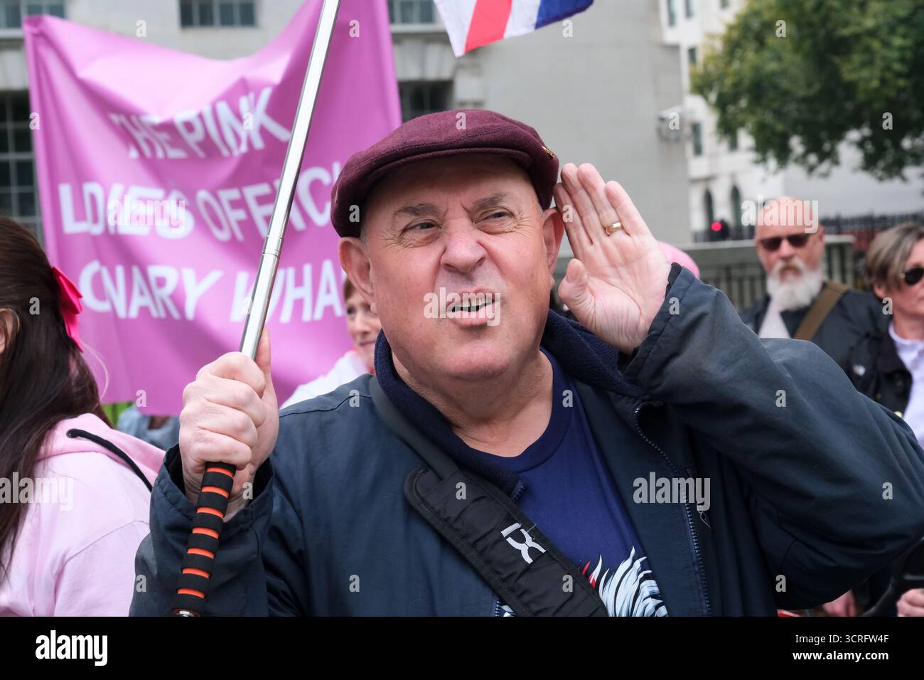 Whitehall, London, Großbritannien. oktober 2025. Pink Ladies protestieren, „Rettet unsere Kinder“ und widersprechen Protest, indem ihr gegen Rassismus auf Whitehall aufsteht. Quelle: Matthew Chattle/Alamy Live News Stockfoto Whitehall, London, Großbritannien. oktober 2025. Pink Ladies protestieren, „Rettet unsere Kinder“ und widersprechen Protest, indem ihr gegen Rassismus auf Whitehall aufsteht. Quelle: Matthew Chattle/Alamy Live News Stockfoto