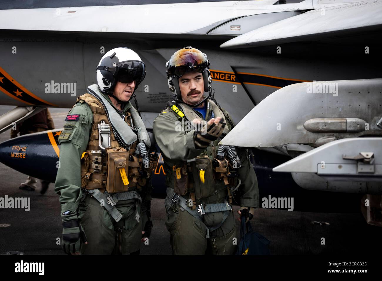 General Sir Gwyn Jenkins, First Sea Lord und Chief of the Naval Staff, Royal Navy, links und Lt. Commander. Chris Kapuschansky, dem Strike Fighter Squ zugewiesen Stockfoto