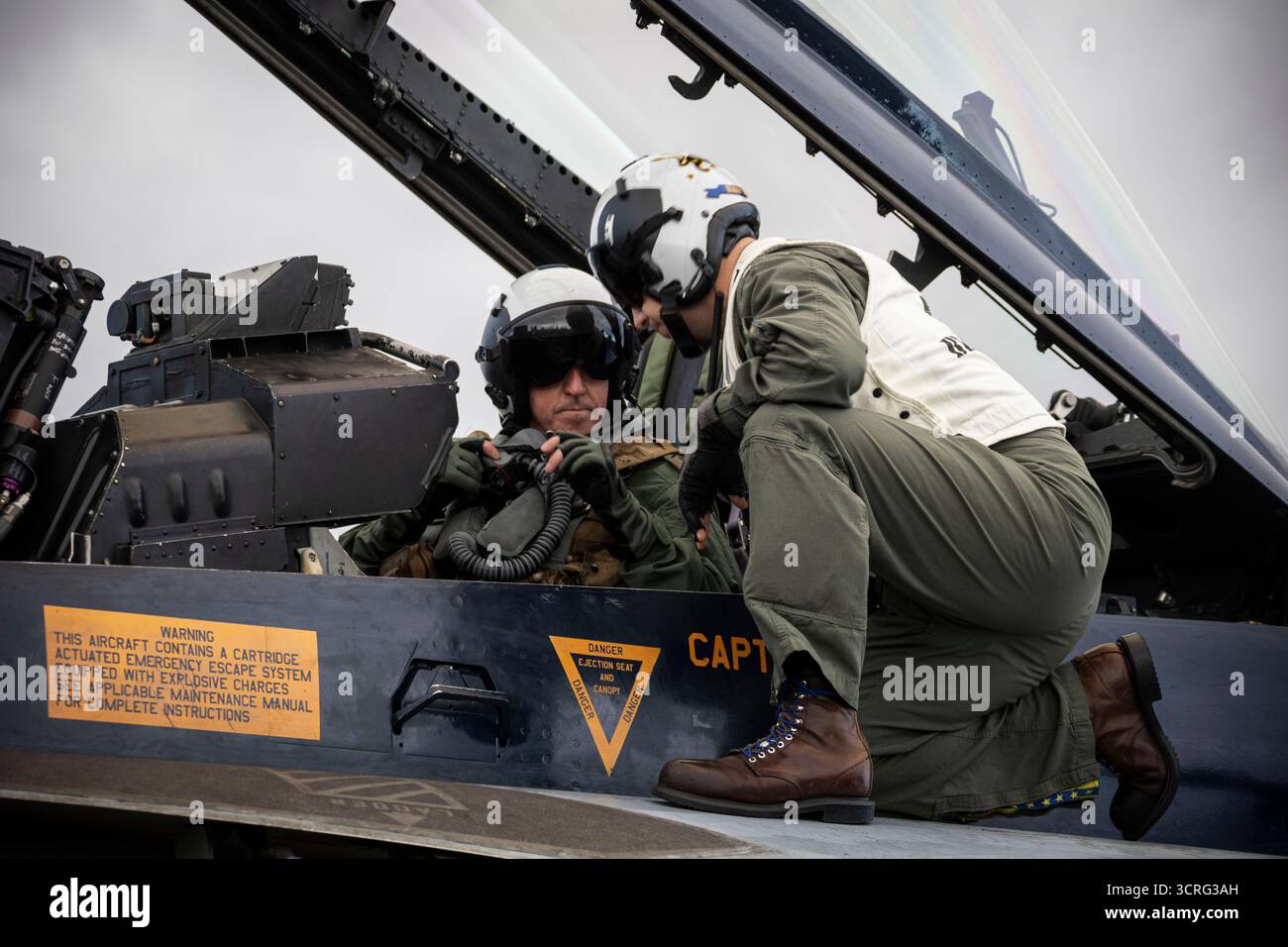 General Sir Gwyn Jenkins, First Sea Lord und Chief of the Naval Staff, Royal Navy, Linke und Commander. Kevin Swift, Befehlshaber der Strike Fighter Squa Stockfoto