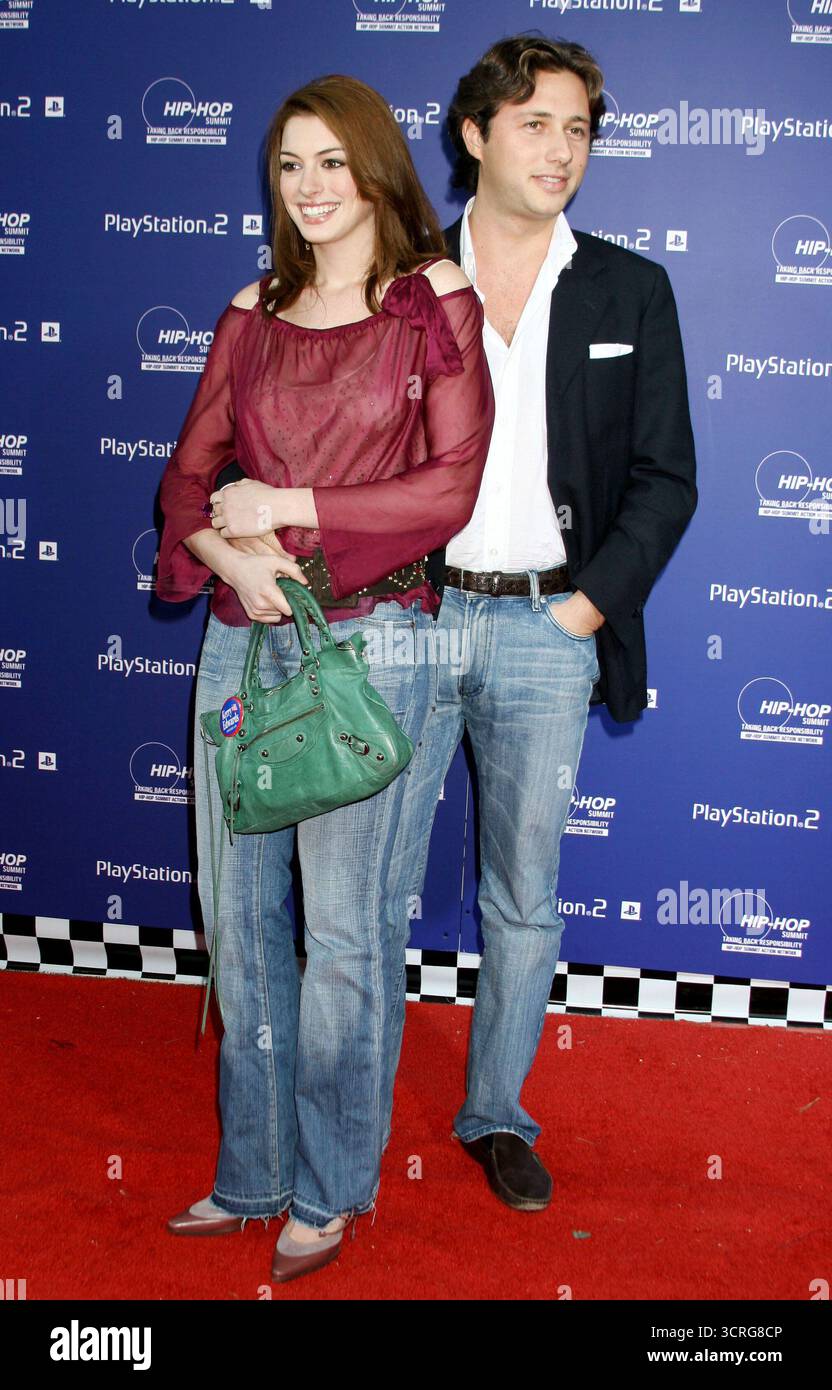 Anne Hathaway und Zach Braff kommen am 14. Oktober 2004 beim PlayStation 2 Hip Hop Summit Action Network „Race to the Polls“ im Hammerstein Ballroom in New York City an Stockfoto