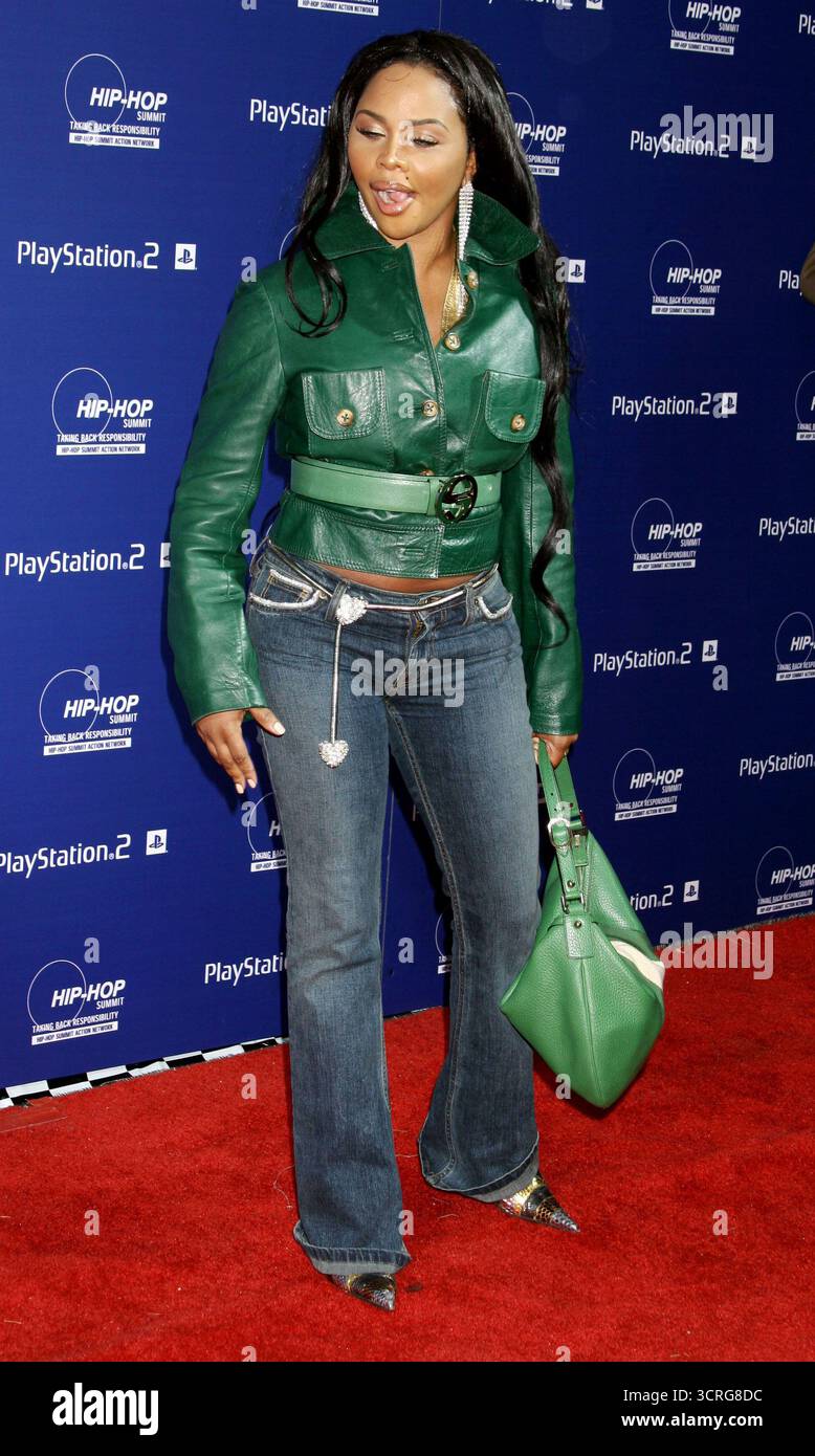Lil Kim kommt am 14. Oktober 2004 beim PlayStation 2 Hip Hop Summit Action Network „Race to the Polls“ im Hammerstein Ballroom in New York City an Stockfoto