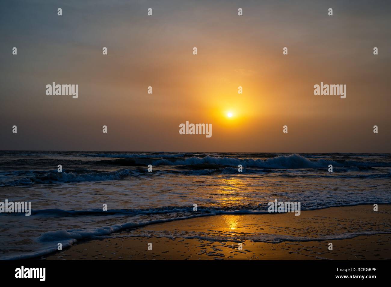 Atlantik und Strand am Cap Skirring, Senegal bei Sonnenuntergang Stockfoto