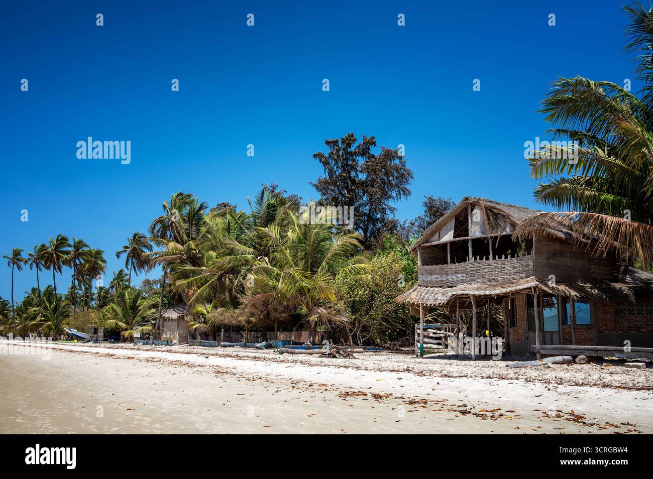 Strand auf Carabane Island am Ufer des Casamance River in Senegal Stockfoto