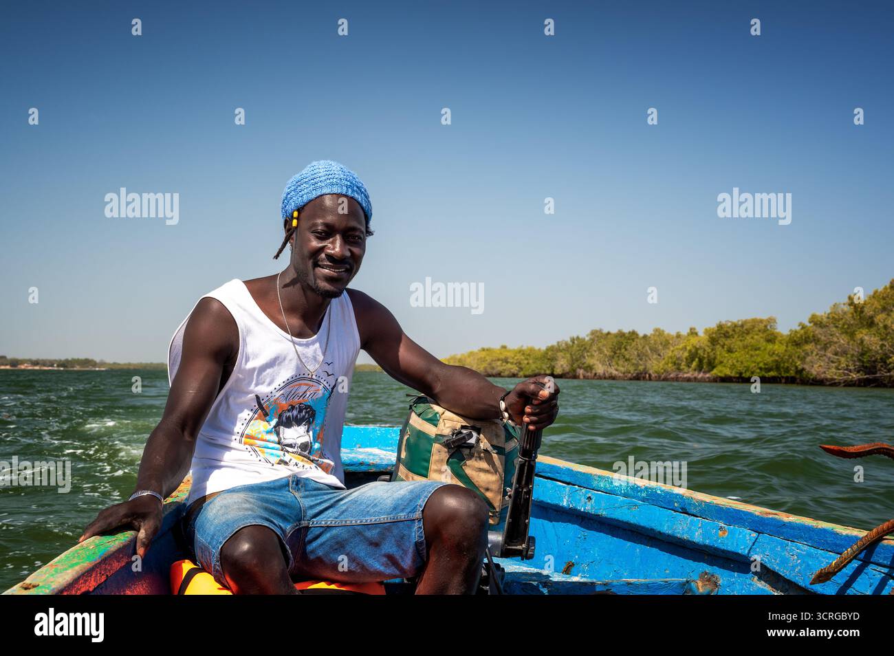 EHIDJ, SENEGAL - 27. APRIL 2022: Mann auf einem kleinen Boot auf dem Casamance River bei Ehidj, Senegal Stockfoto