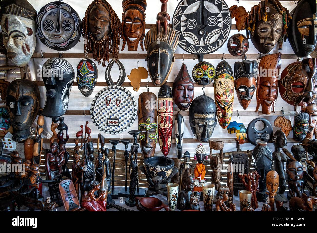 EHIDJ, SENEGAL - 27. APRIL 2022: Afrikanische Masken zum Verkauf in einem Geschäft in Ehidj, Senegal Stockfoto