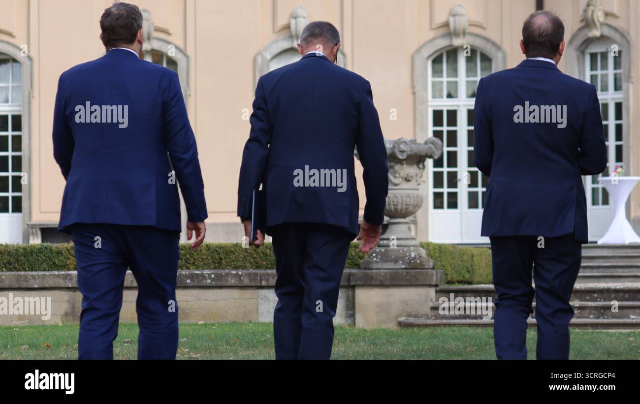 Berlin, Deutschland, 01. Okt. 2025. Pressekonferenz des Kabinettsrückzugs in der Villa Borsig mit Bundeskanzler Friedrich Merz, Bundesfinanzminister Lars Klingbeil und Bundesinnenminister Alexander Dobrindt über die Ergebnisse und Entscheidungen der Regierung. Foto: Klaus Kroenert Credit: Klaus Kroenert/Alamy Live News Stockfoto