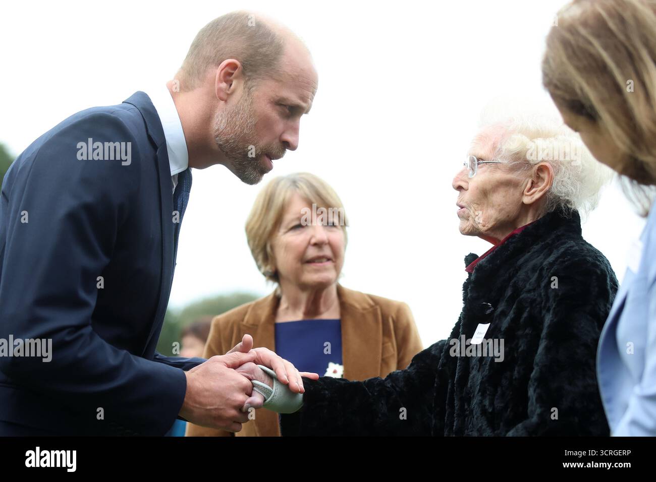 Britain's Prince William speaks with Dr Elaine Laycock at the launch of the Global Humanitarian Memorial, in London, Wednesday, Oct. 1, 2025. (Chris Jackson/Pool Photo via AP) Stockfoto