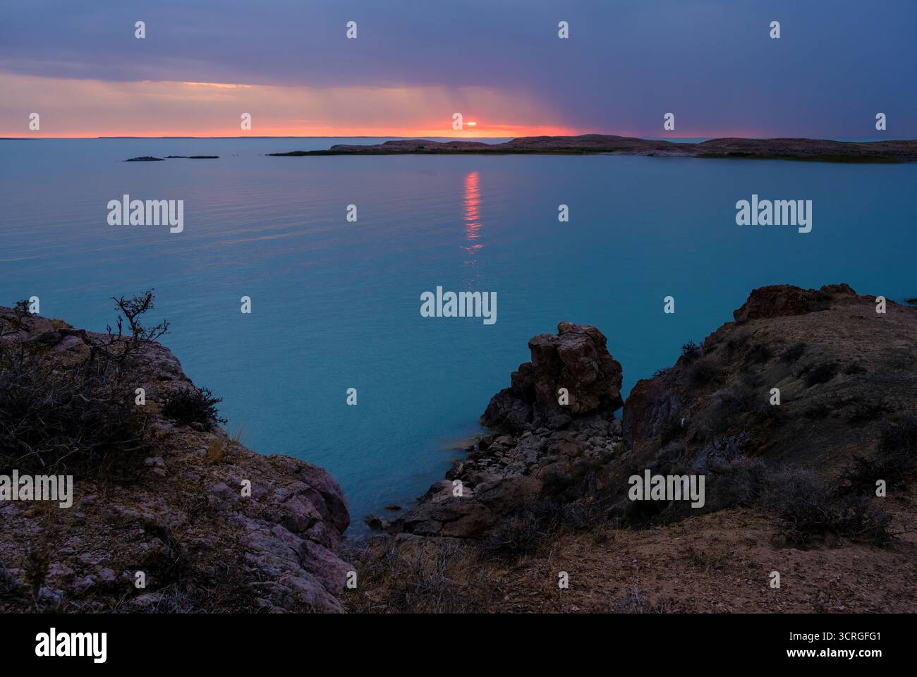 Sonnenuntergang über dem See Balchash in Kasachstan mit türkisfarbenem Wasser an einem Herbstabend Stockfoto