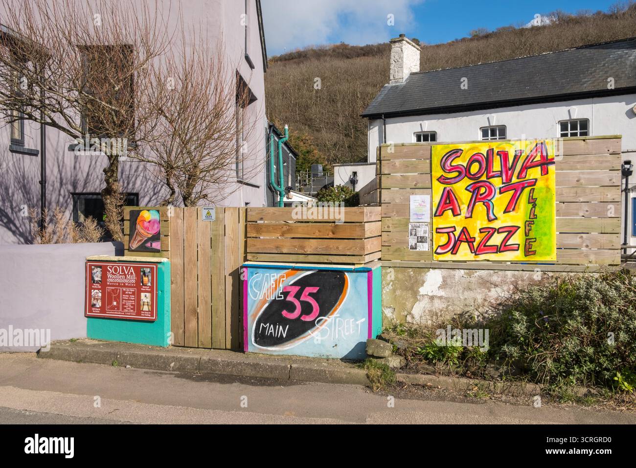 Farbenfrohe Schilder für das Dorf Solva in Pembrokeshire, Wales Stockfoto