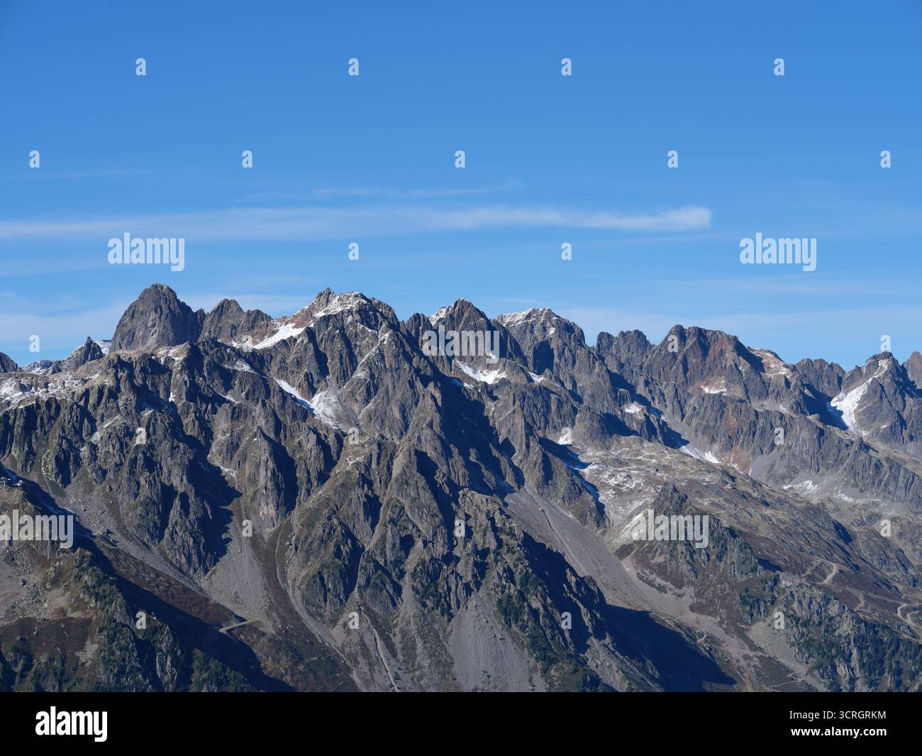 LUFTAUFNAHME. Das Aiguilles Rouge Massif, vom Süden aus gesehen, am Ende des Tages. Chamonix-Mont-Blanc, Haute-Savoie, Frankreich. Stockfoto