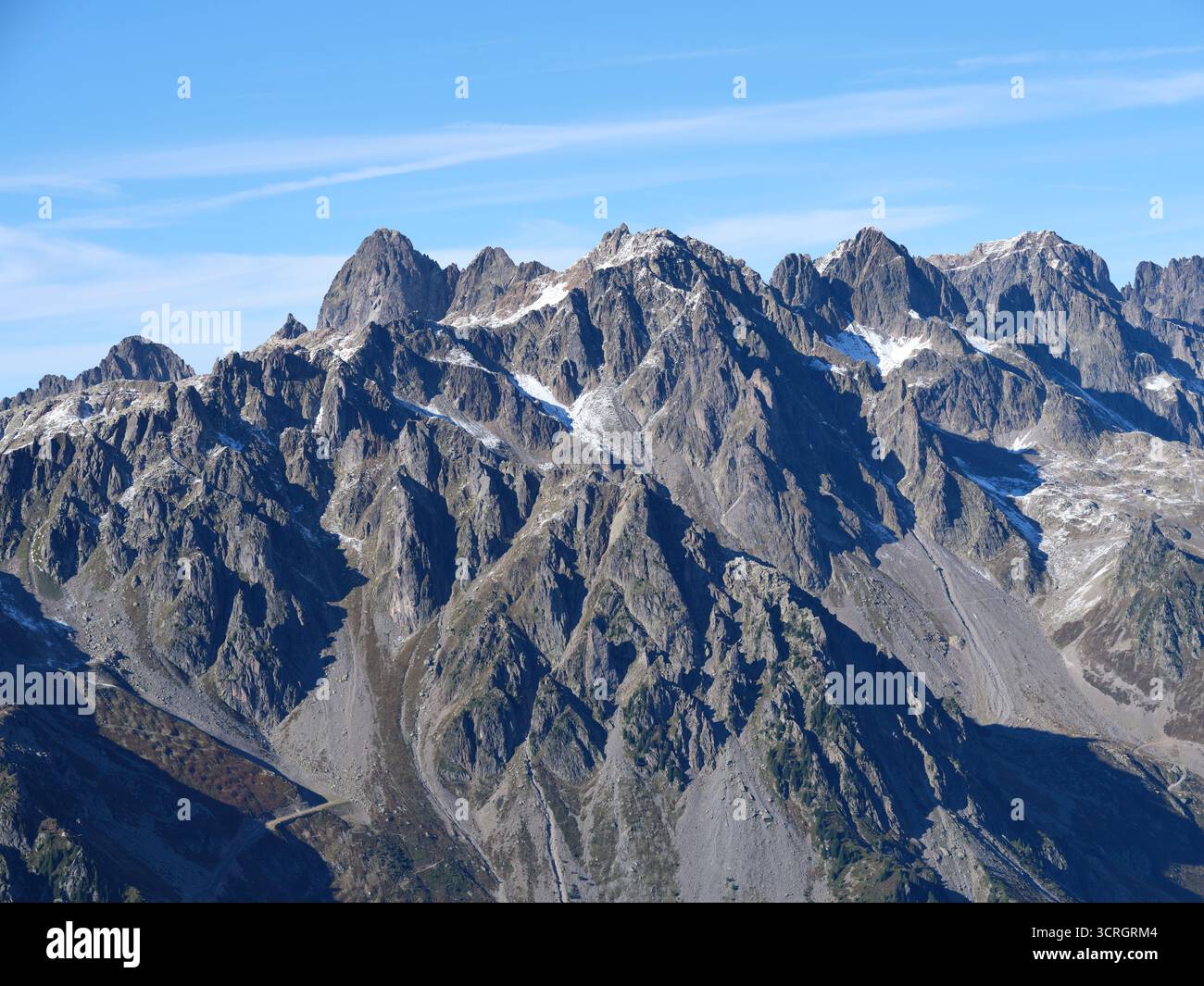 LUFTAUFNAHME. Das Aiguilles Rouge Massif, vom Süden aus gesehen, am Ende des Tages. Chamonix-Mont-Blanc, Haute-Savoie, Frankreich. Stockfoto