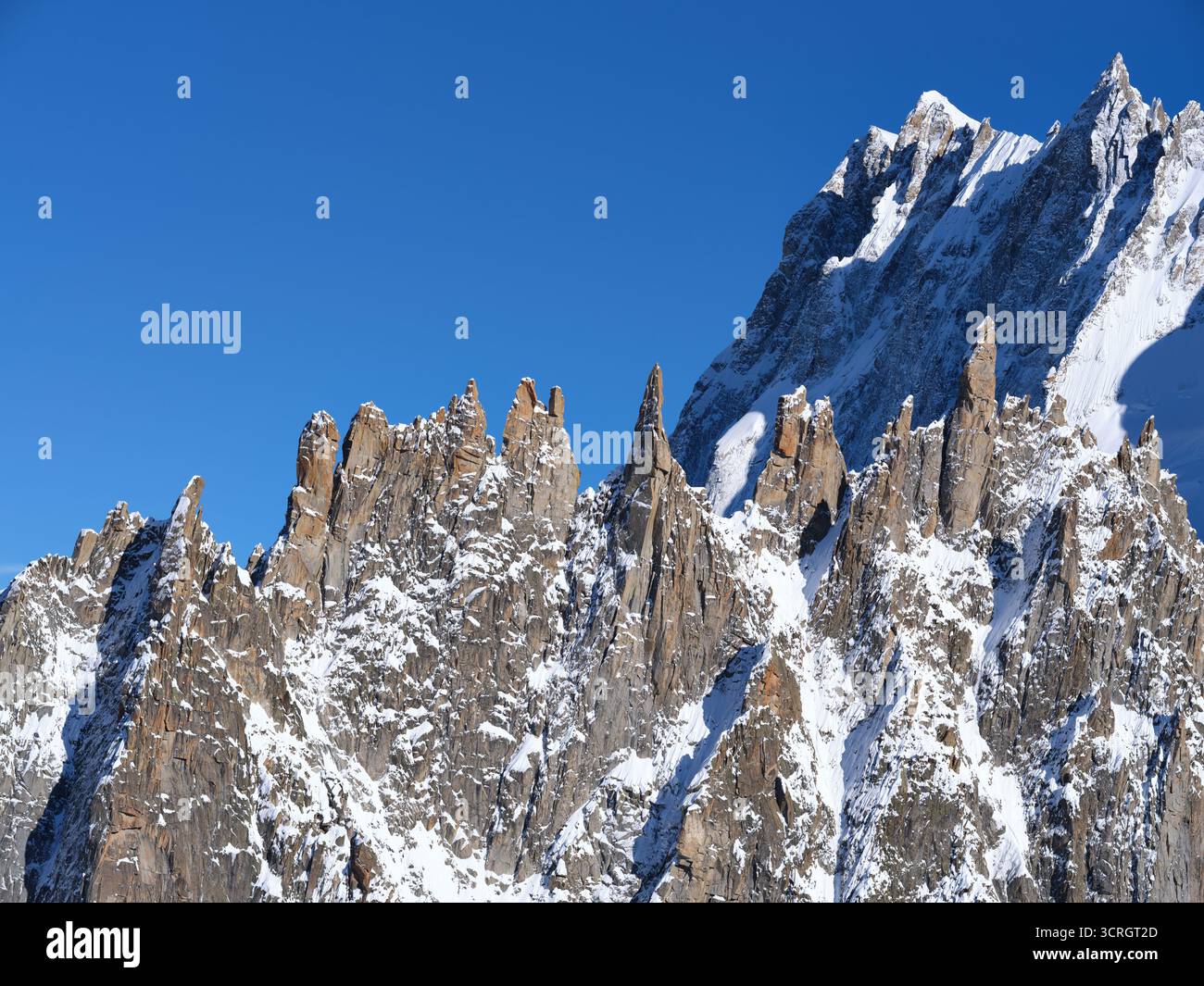 LUFTAUFNAHME. Die Périades: Eine Felsformation aus vielen Granitspitzen mit den Grandes Jorasses in der Ferne. Chamonix-Mont-Blanc, Frankreich. Stockfoto