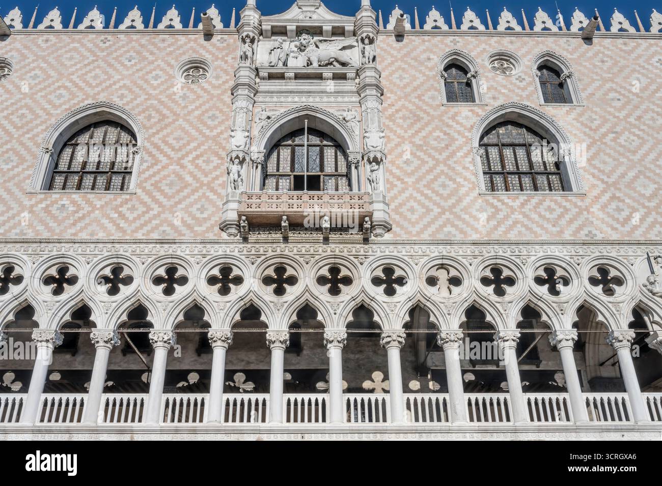 Detail der wunderschönen Dekoration der Fassade des Palazzo Ducale, aufgenommen in hellem Sommerlicht in Venezia, Veneto, Italien Stockfoto