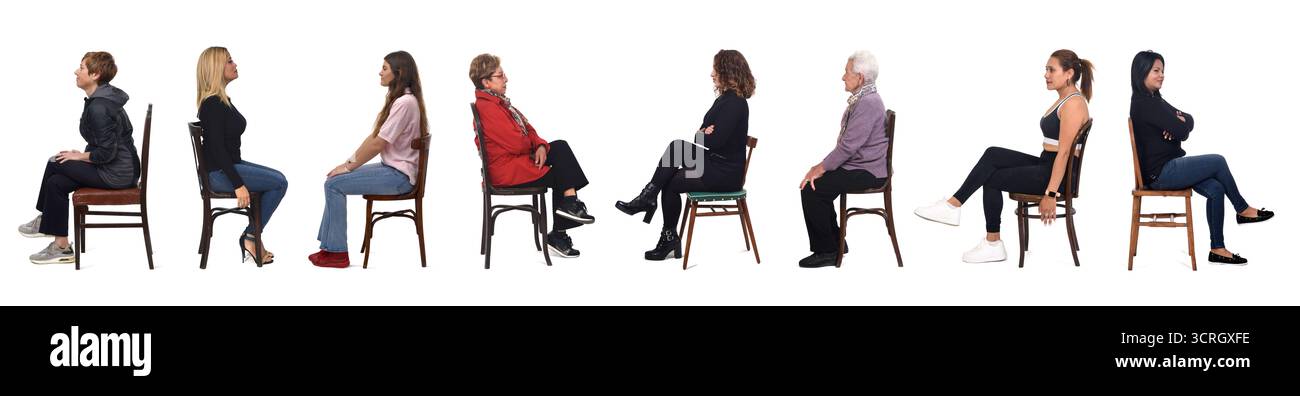 Seitenansicht einer Gruppe von Frauen, die auf einem Stuhl auf weißem Hintergrund sitzen Stockfoto