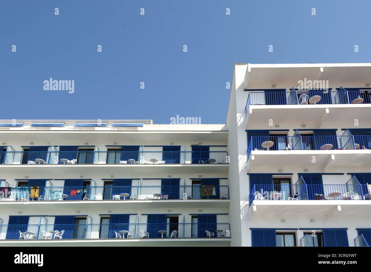 Fassade eines Hotels in der touristischen Stadt Roses, Costa Brava, Provinz Girona, Katalonien, Spanien Stockfoto