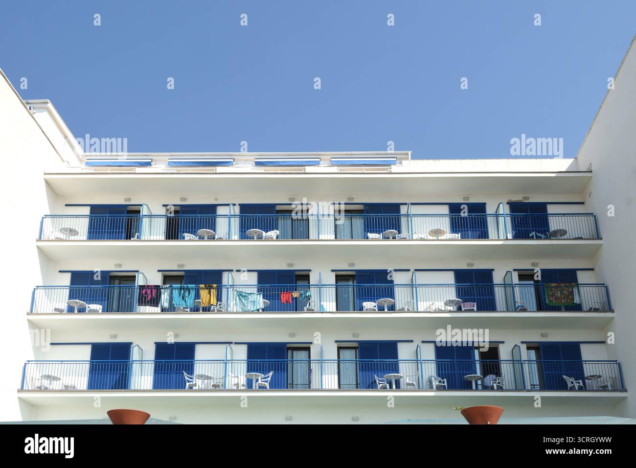 Fassade eines Hotels in der touristischen Stadt Roses, Costa Brava, Provinz Girona, Katalonien, Spanien Stockfoto