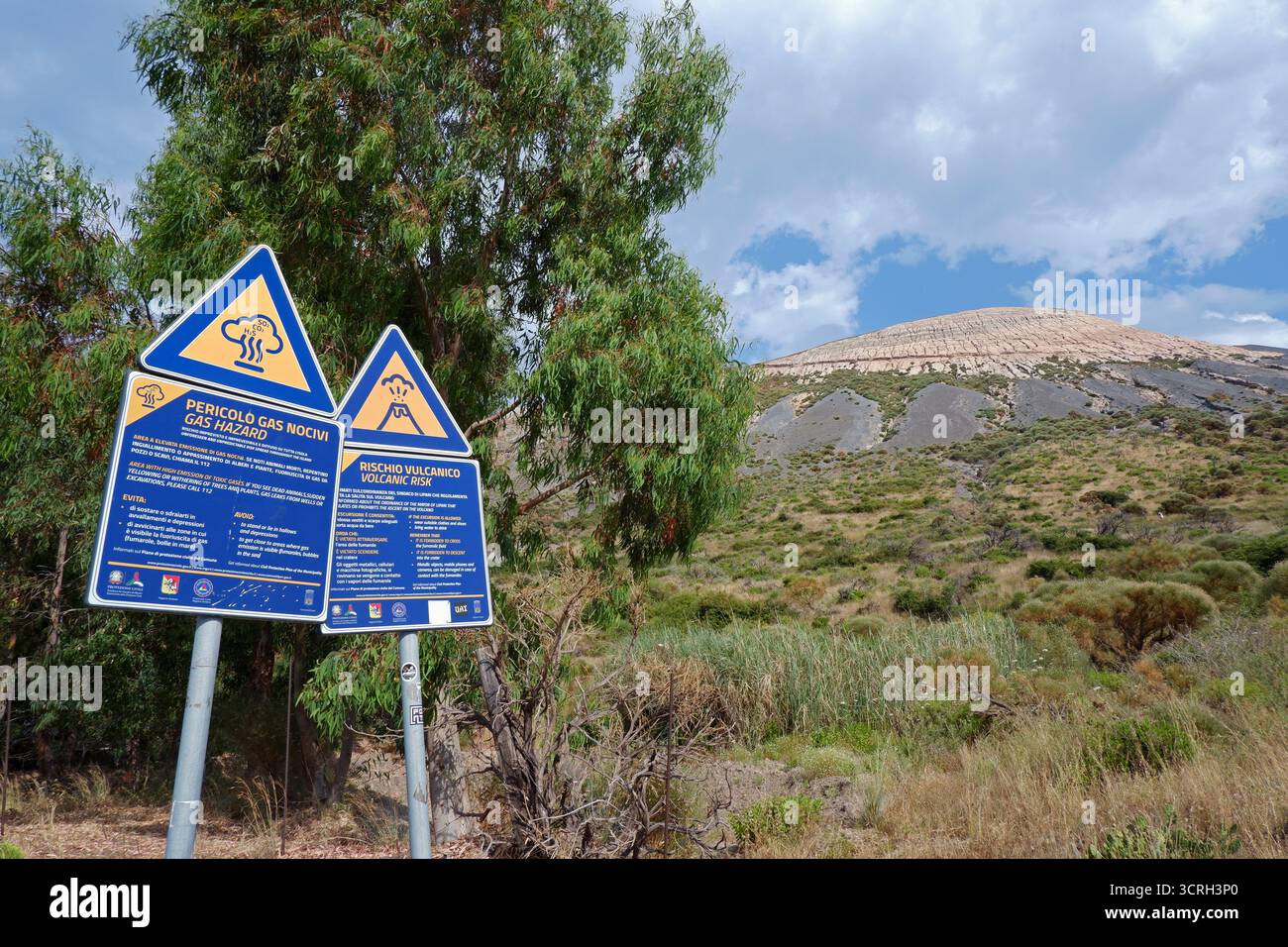 Warnschilder entlang des Weges zum Vulkankrater, Vulcano Island, Äolischen Archipel, Sizilien, Italien Stockfoto